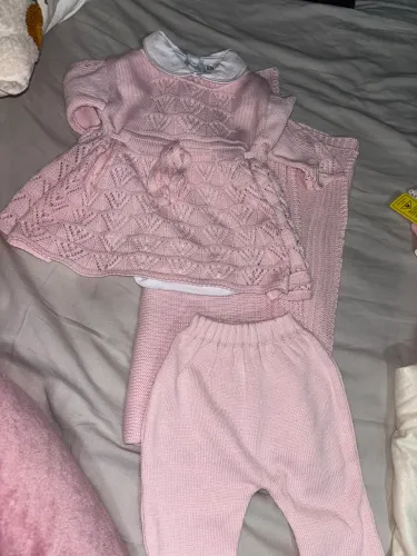 Roupas de bebê na etiqueta