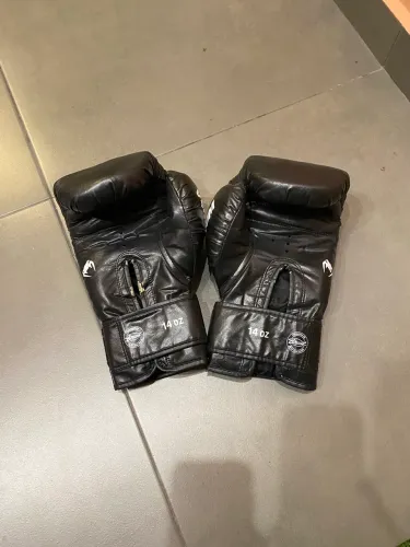 Luva de Boxe Venum 14 oz - Usada