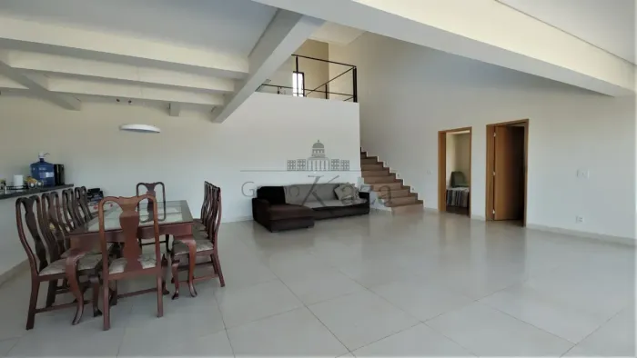 Casa em condomínio - Colinas do Parahyba - 4 Dormitórios - 300m²