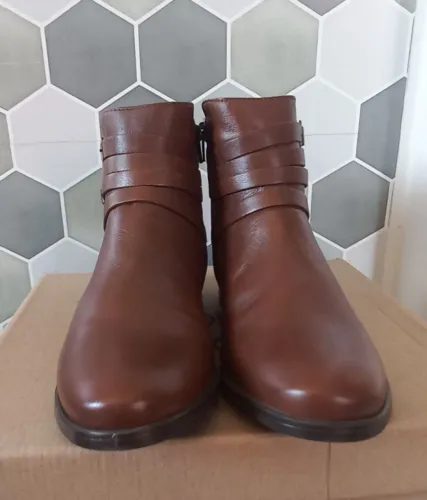 Bota de couro legitimo. Nova na caixa. Tamanho  36