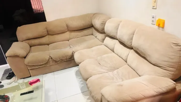 SOFA 6 LUGARES TECIDO SUEDE BEGE MACIO + CENTRO DE MESA DE BRINDE
