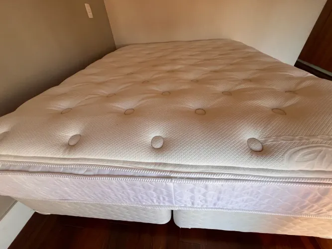 Cama e colchão Queen