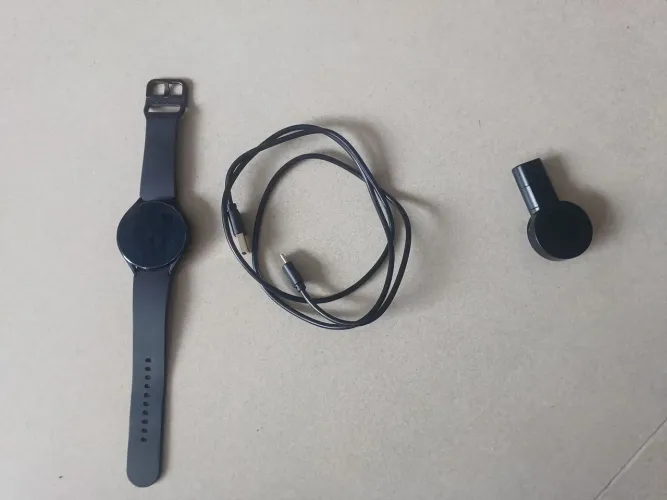 Galaxy Watch 4 + carregador + cabo (USADO)