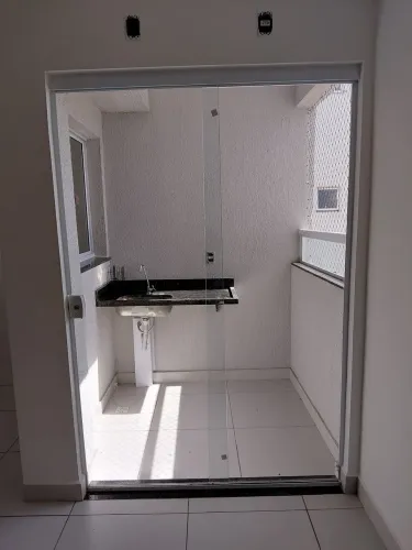 Alugo apartamento novo 2/4 com suíte e sacada.