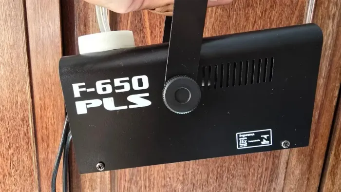 Máquina de fumaça semi nova marca PLS MODELO f650 400w / 110 volts controle remoto
