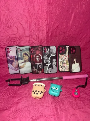 4 capinhas iPhone 11,2 capinhas iPhone 13,pau de selfie e 2 capinhas para airpod