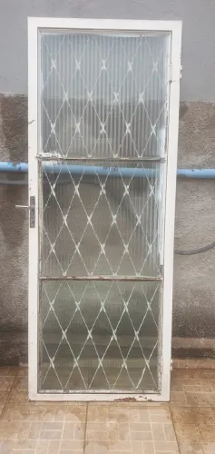 Porta de grade com vidro aço