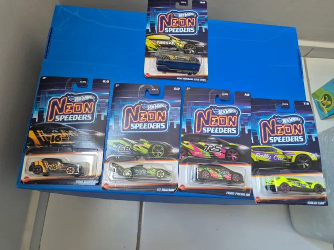 5 carrinhos Hot Wheels Neon speeders
