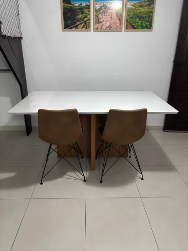 Mesa 6 lugares tampo branco e pés em madeira - sem cadeiras