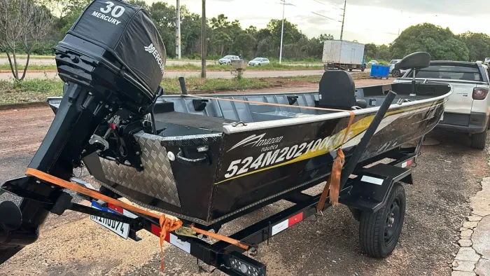 Barco de poupa com motor 30 hp e carretinha
