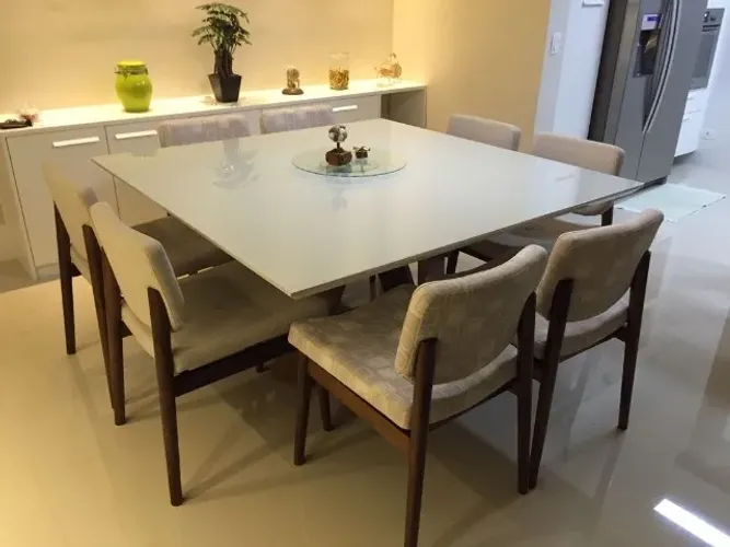 Mesa de jantar (1,60 x 1,60) Laca com tampo de vidro com 8 cadeiras