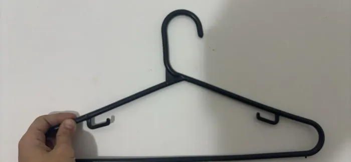 Lote com 100 cabides pretos variados
