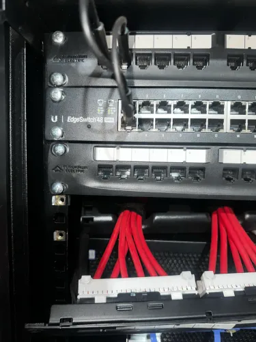 Rack Fibracem 8U + 3 Patch Panels Furukawa + Switch Ubiquiti 48 Portas