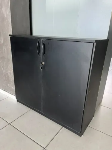 Armário baixo preto para escritório com 2 portas e fechadura