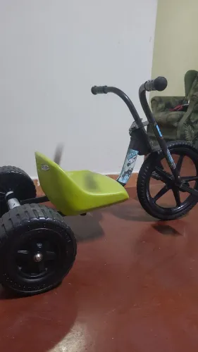Triciclo Veloband Ben 10 Bandeirante (Estrutura de Metal)