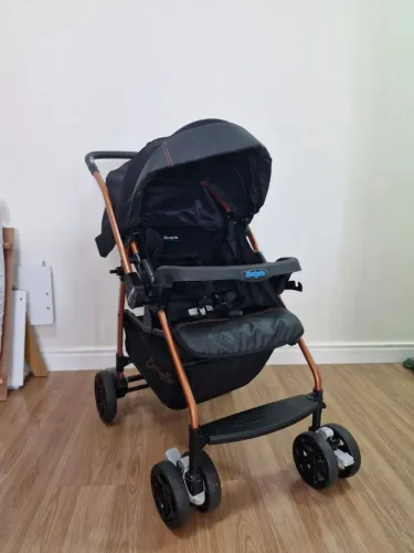 Carrinho de passeio com bebê conforto e base Burigotto Rio K