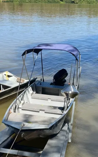 Barco e motor com carreta 