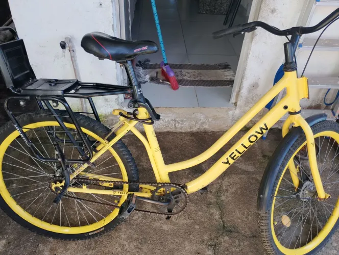 Vendo uma bicicleta com cadeirinha traseira