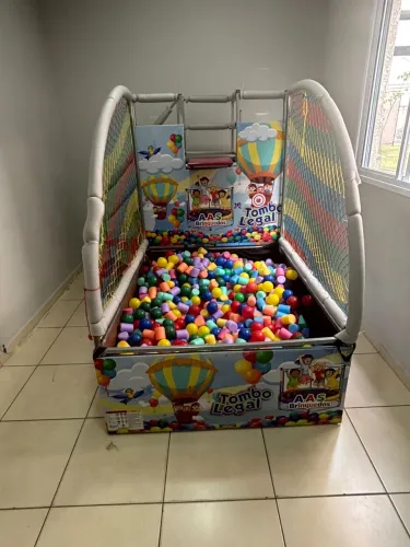 Tombo legal com escada traseira e bolinhas.