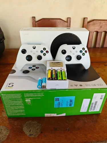 XBOX SERIES S COMPLETO COM DOIS CONTROLES E CARREGADOR DE PILHAS  