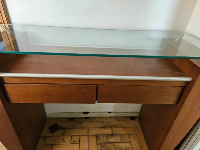estante vintage com tampo de vidro