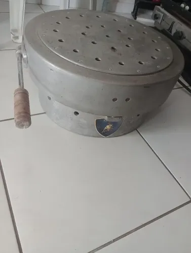 Vendo este ótimo forno para Pizzas de até 35 cm, semi-novo. Preço definitivo 1.400,.