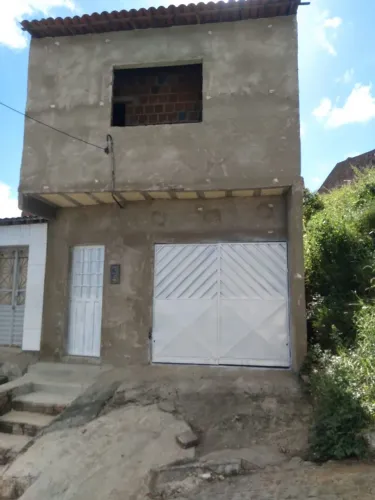 Prédio grande murado c/ quintal, com sala, quartos, cozinha, banheiros, garagem, cisterna 