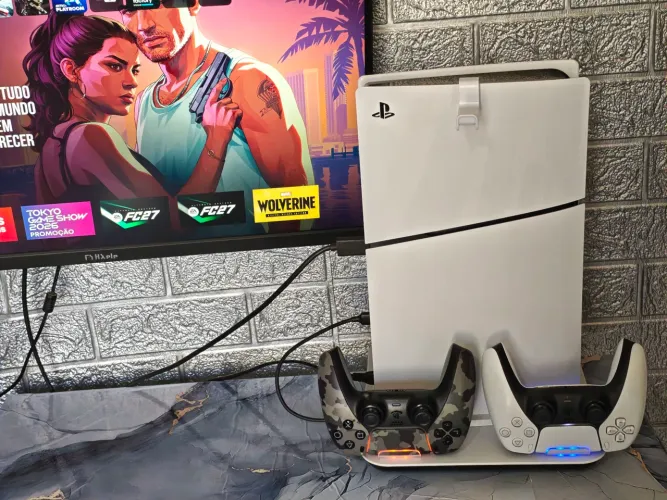 Ps5 slim com 2 controles e base de carregamento caixa e nota fiscal em estado de zero