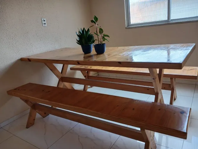 Para venser logo Mesa com 2 bancos 
