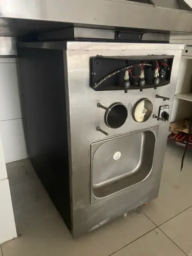 Máquina de sorvete funcionando mais incompleta