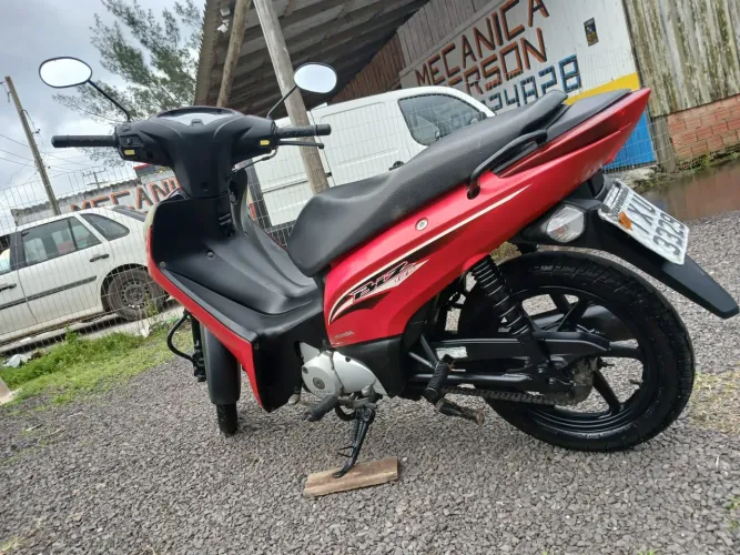 Moto muito inteira, em estado raro de conservação