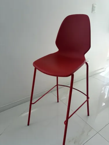 Cadeira linda bistrô em aço vermelha.