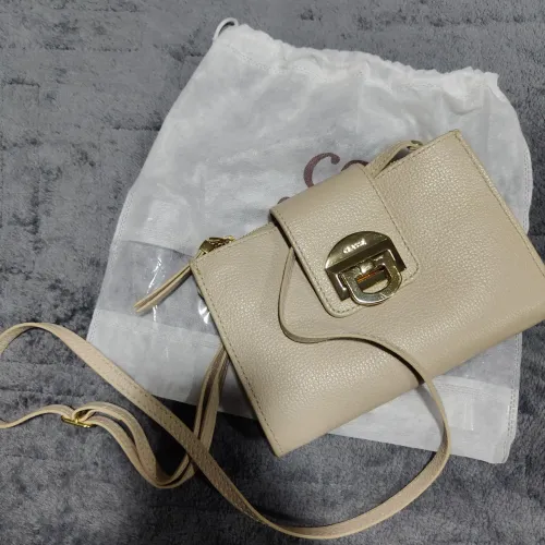 Bolsa em couro marca classe em couro, cor off white, usada apenas uma vez.