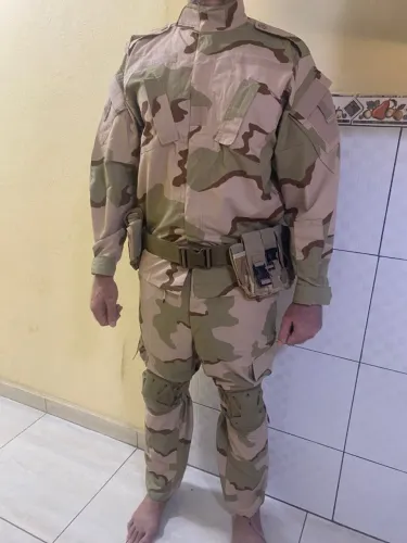 Fardamento Completo: Gandola e calça no padrão camuflado desértico (3-Color Desert). 
