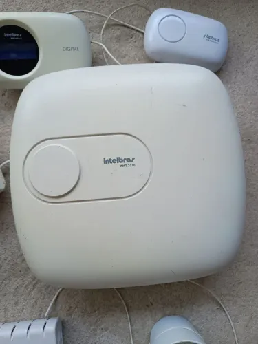 Vendo Central de alarme Intelbras Amt 2018, com teclado e receptor, funcionando.