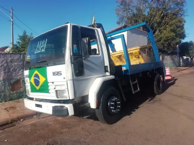 VENDO FORD CARGO 1615 POLIGUINDASTE + 4 CAÇAMBAS (PARA REFORMA) ..ACEITO CARRO NA TROCA