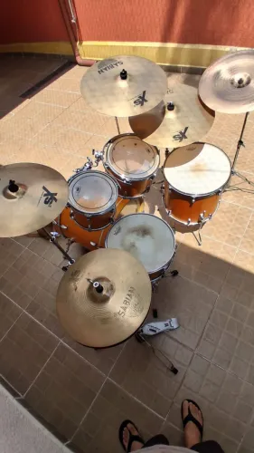 Bateria D-One Completa + Pratos Sabian XS B20