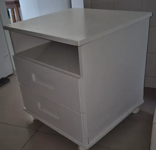 GAVETEIRO / MESA DE CABECEIRA COM RODÍZIOS