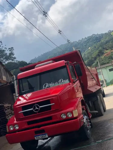 CAMINHÃO MERCEDES-BENZ VERMELHO ? CAÇAMBA BASCULANTE
