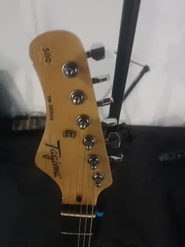 Guitarra tagima semi nova sem detalhes regulada para encordoamento 0.10