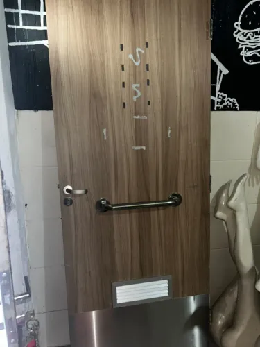 Porta de Madeira para Cozinha/Comercial com Puxador Inox e Grelha