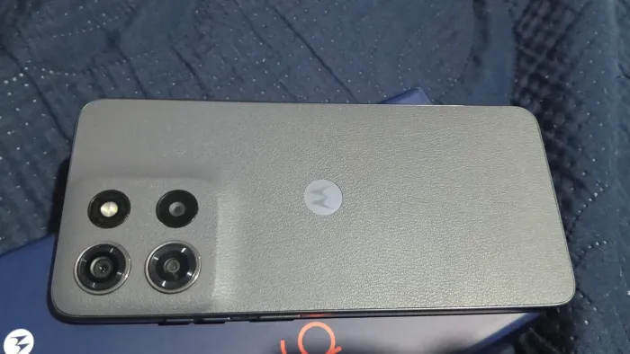 Vendo celular Motorola 15 , celular semi novo 256 gigas ..