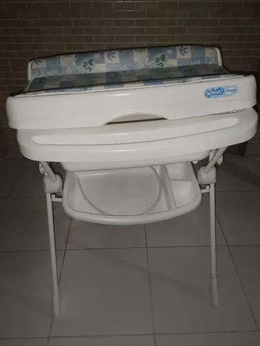 Banheira com suporte e trocador