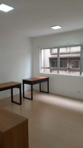 Locação sala comercial no Centro de Santos - Sala com banheiro privativo, móveis e ar-cond