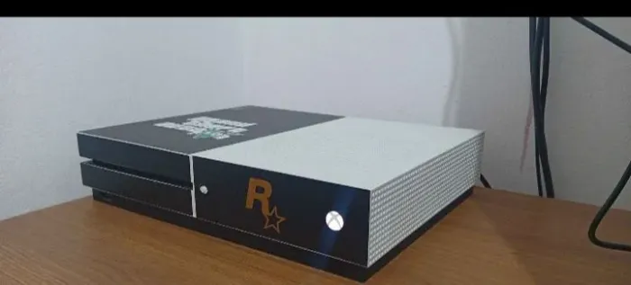 Xbox one s com controle de série s , com os cabos todos 100 % , Xbox e semi novo
