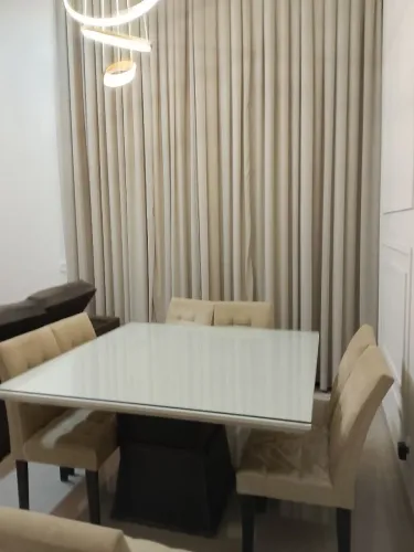 Mesa quadrada 8 cadeiras medindo 1.40 por 1.40 m não entrego, não reservo