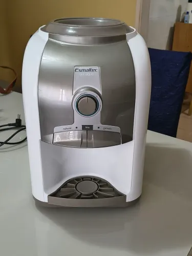Bebedouro de água Esmaltec de mesa refrigerado por compressor Gelágua EGM30, seminovo.