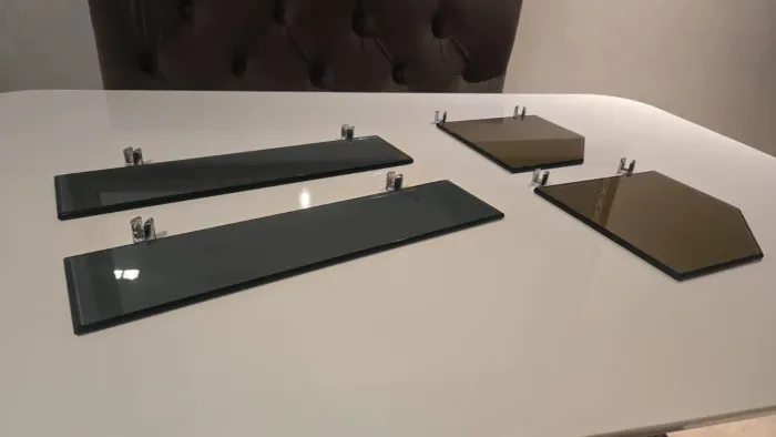 Jogo com 4 prateleiras de vidro preto.<br>Em perfeito estado.<br><br>Ideal para banheiro.<br><br>R$40,00