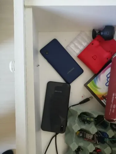 Seu celular quebrado da gaveta.
