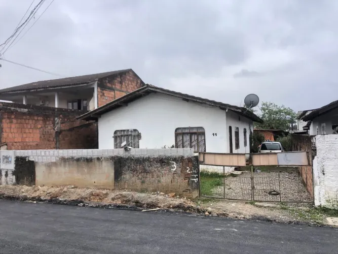Vendo casa com ótima localização